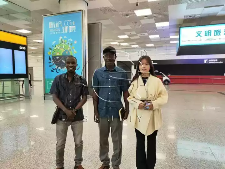 카메룬 고객이 계란 트레이 기계 방문